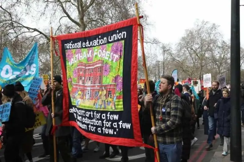 Англияда ўқитувчилар яна иш ташлашди