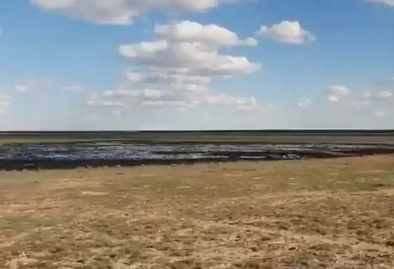 Atyraýda munaıǵa uqsas suıyqtyq tógilgen jer eki jyldan beri tazalanbaǵan