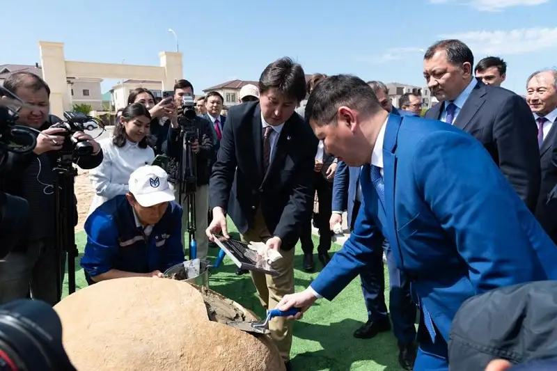 Aqtaýda 2076 jyly ashylýy tıis amanat hat eskertkish tastyń ishine salyndy