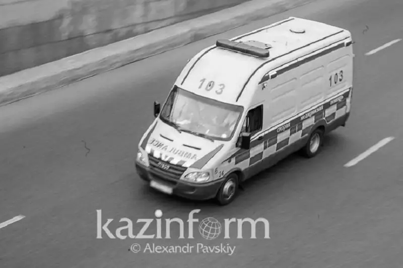 Aqmolada júk kóligin toqtatpaqshy bolǵan mehanık kóz jumdy