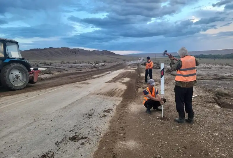 Перелив талых вод произошел на трассе в Алматинской области