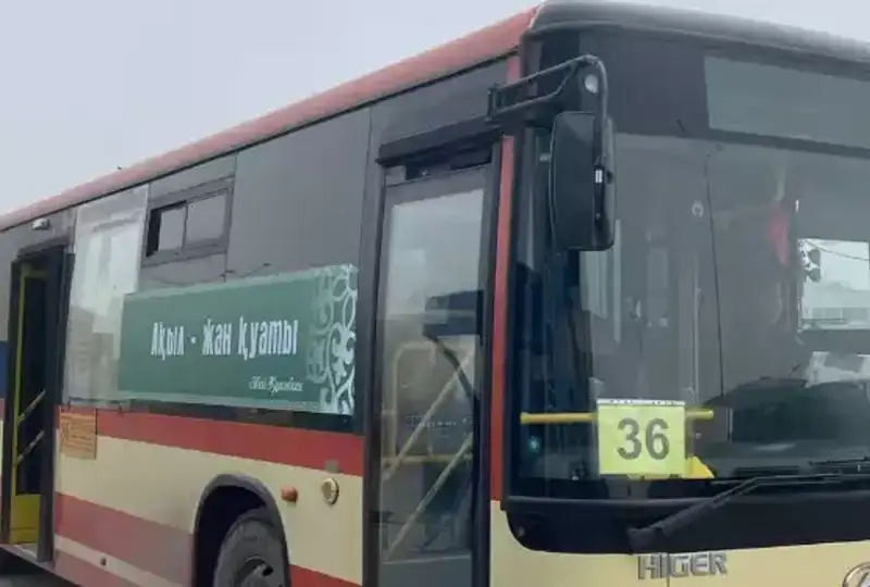 Semeıde jolaýshylar qoǵamdyq kólikterde hákim Abaıdyń naqyl sózderin oqı alady