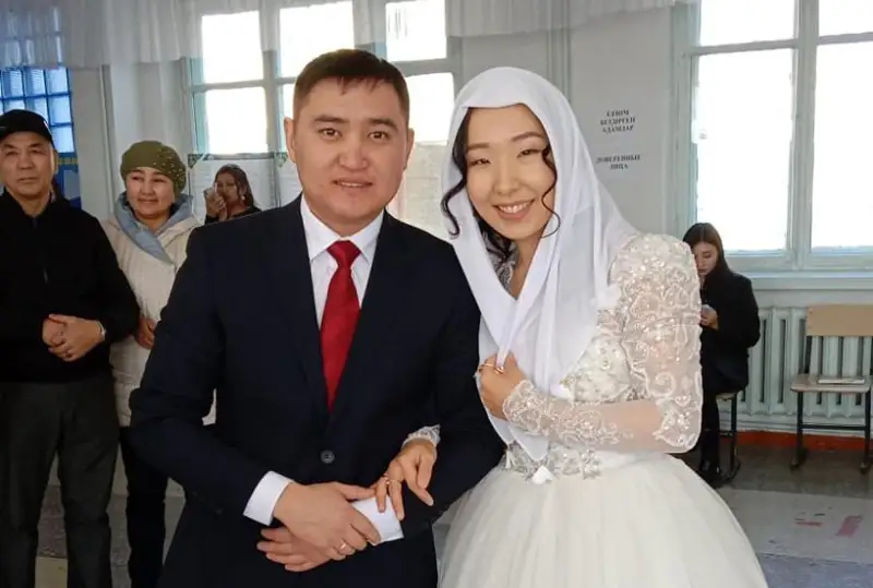 Saılaý kúni shańyraq kótergen semeılik eki jas daýys berdi
