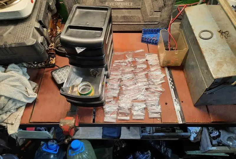 Закладчика с крупной партией наркотиков задержали костанайские полицейски