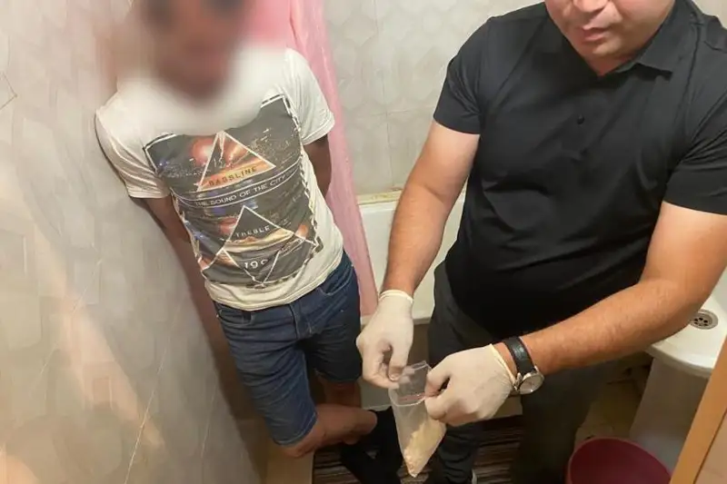 Atyraý oblysynda ózge óńir turǵyndarynan 262 gramm esirtki tabyldy