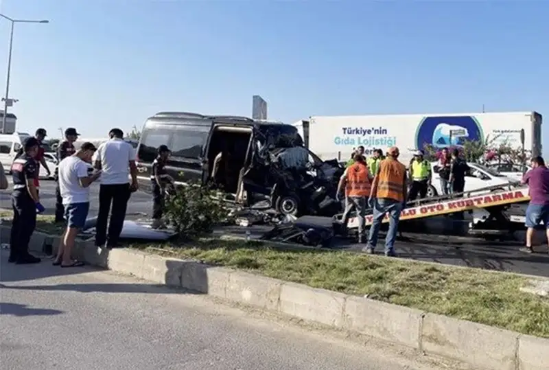 الانيادا قازاقستاندىق تۋريستەر مىنگەن اۆتوبۋس جۇك كولىگىنە سوعىلدى، 2 ادام كوز جۇمدى