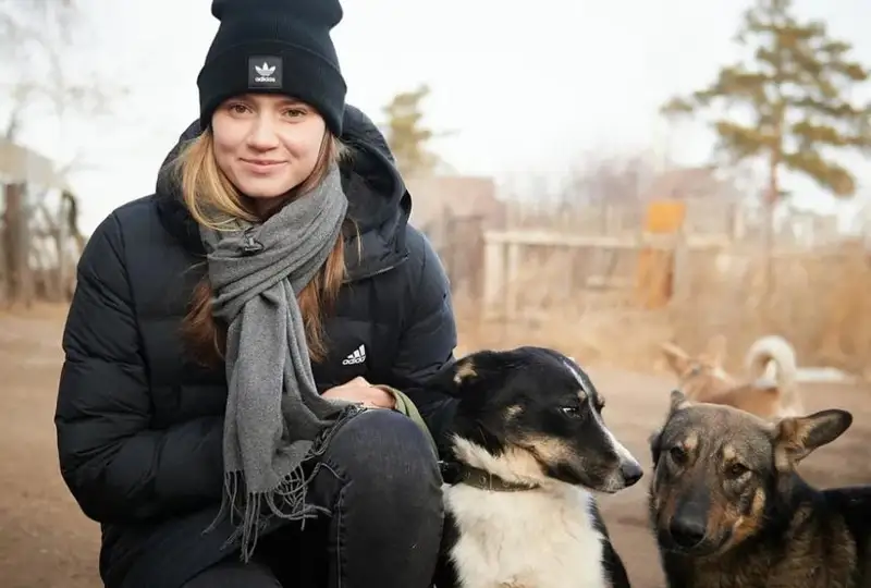 Закупили 10 тонн макарон: Елена Рыбакина помогла бездомным животным в Астане