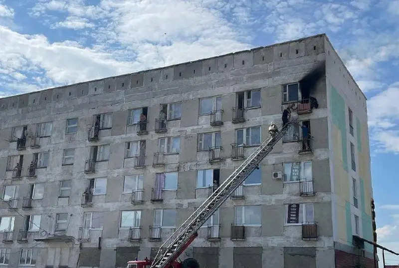 Пожарные Рудного предотвратили гибель людей при возгорании в многоэтажке