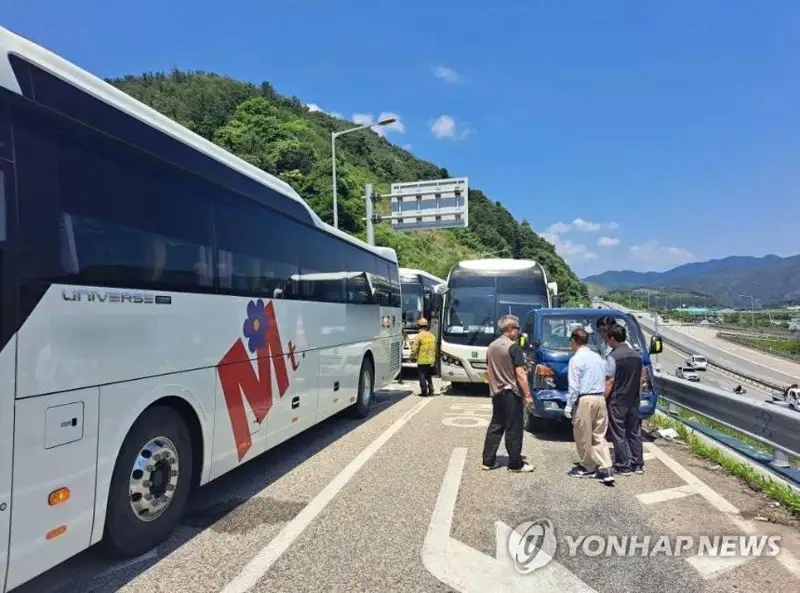 韩国发生7车追尾事故致80人受伤
