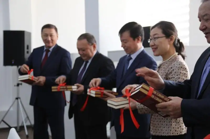 قىتاي جازۋشىسى ۋاڭ مىڭنىڭ «اسەم كورىنىستى ولكە» رومانى قازاق تىلىندە جارىق كوردى