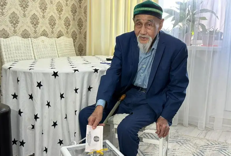 Jezqazǵanda 100 jastaǵy qarııa daýys berdi