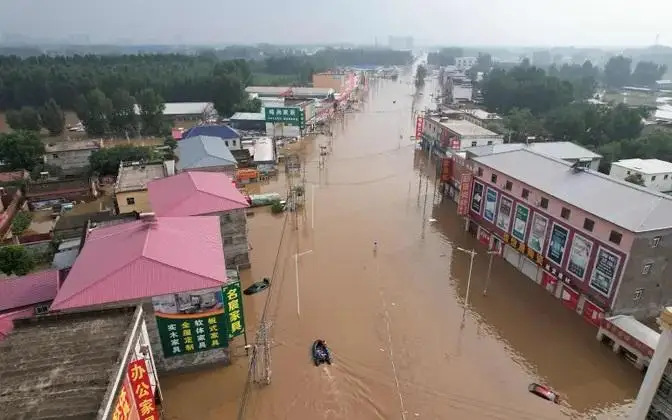 10 человек погибли из-за наводнений в китайском городе Баодин