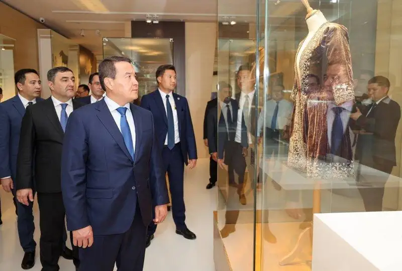 Алихан Смаилов посетил Центр Гейдара Алиева в Баку