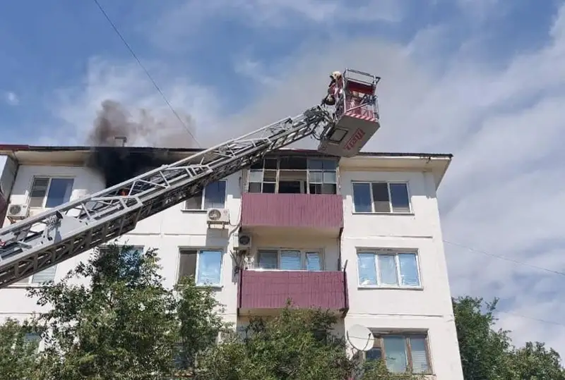 71-летняя пенсионерка спустилась с 5 этажа горящего дома по автолестнице в Атырау