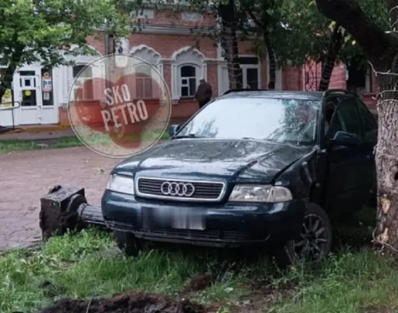 Нетрезвый житель Петропавловска заехал на пешеходную улицу и снес фонарь