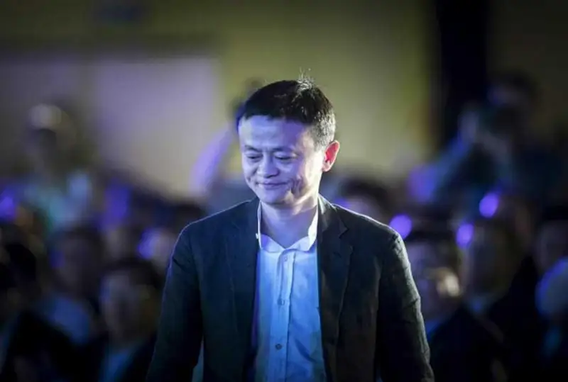 Alibaba negizin qalaýshy Djek Ma bir jyldan keıin Qytaıǵa oraldy