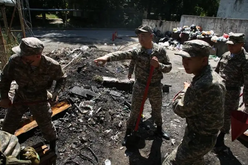 Десантники ликвидировали пожар в военном городке в Алматинской области
