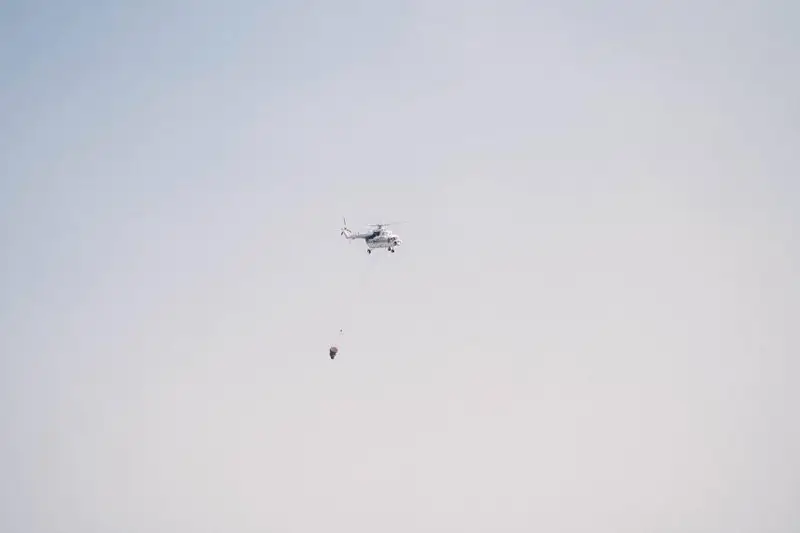 8 вертолетов с водосливным устройством тушат пожар в Абайской области