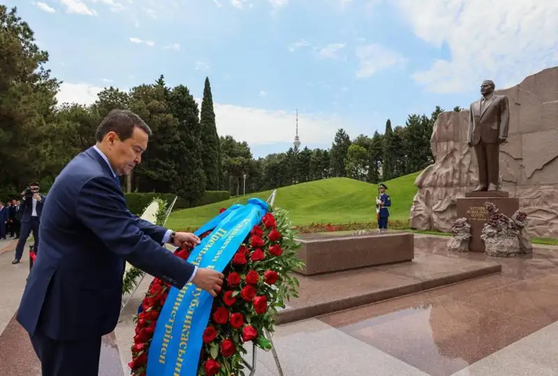 ҚР Бош вазири Бокудаги Гейдар Алиев қабрига гулдаста қўйди