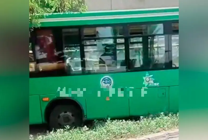 Два пассажира автобуса пострадали в ДТП  Алматы