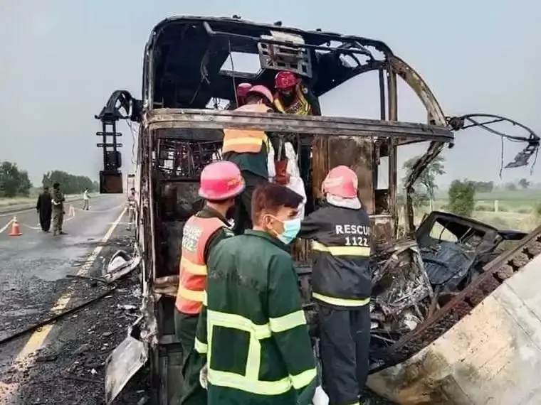 巴基斯坦发生高速公路交通事故 已造成20人死亡