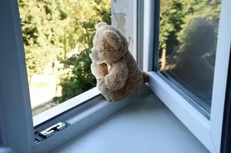 Qyzylordada bıyl 10 bala terezeden kulap ketken