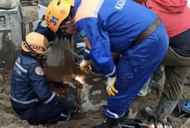 В Алматинской области спасли строителя, застрявшего ногой в бетономешалке