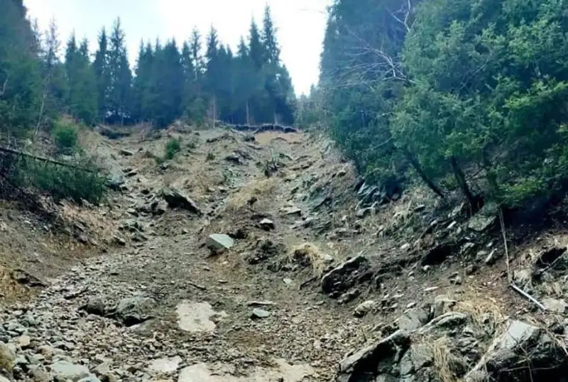 Aıýsaı shatqalynda tastar qulap, sarqyramalarǵa aparatyn joldy basyp qaldy
