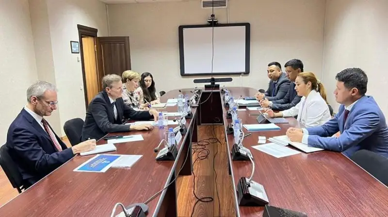 工基发展部副部长与亚投行副行长会晤，探讨基础设施投资项目