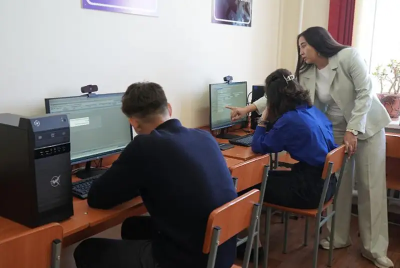 Qaraǵandyda polıtseıler bolashaq zańgerlerge sabaq beretin boldy