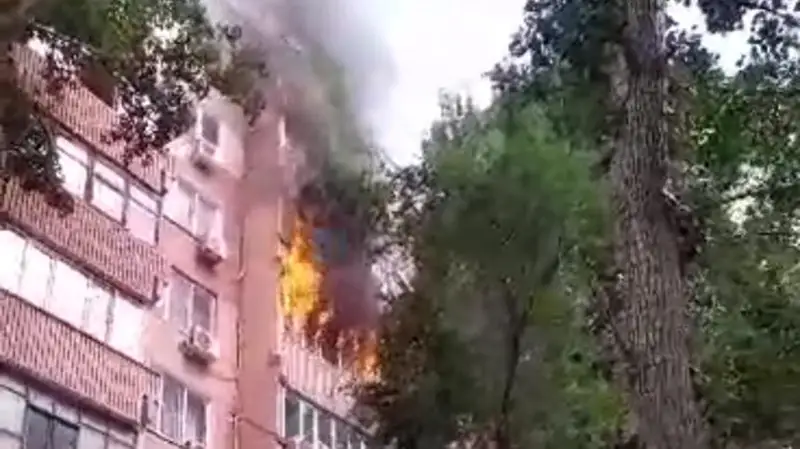 Aqsaı qalasynda kópqabatty úı órtendi