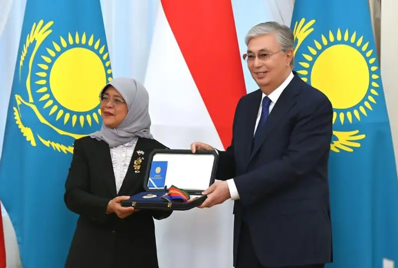 مەملەكەت باسشىسى سينگاپۋردىڭ پرەزيدەنتىن دوستىق وردەنىمەن ماراپاتتادى