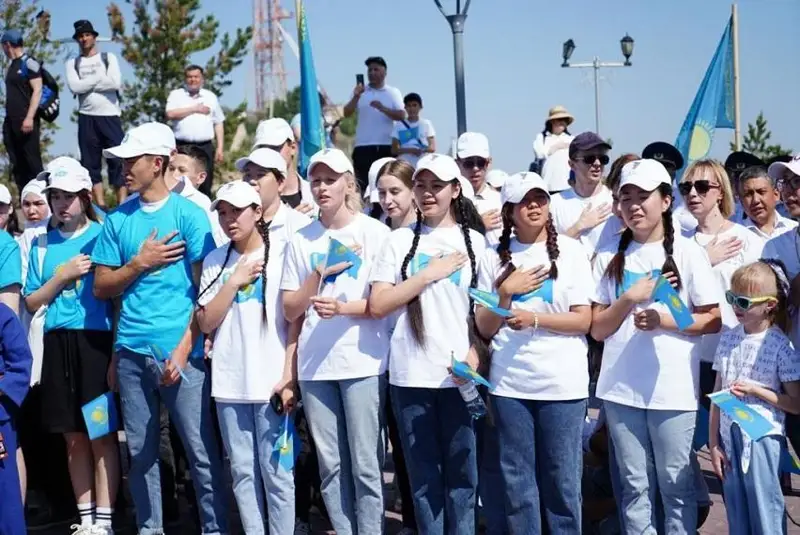 Патриотическая акция ко Дню государственных символов прошла в Кокшетау