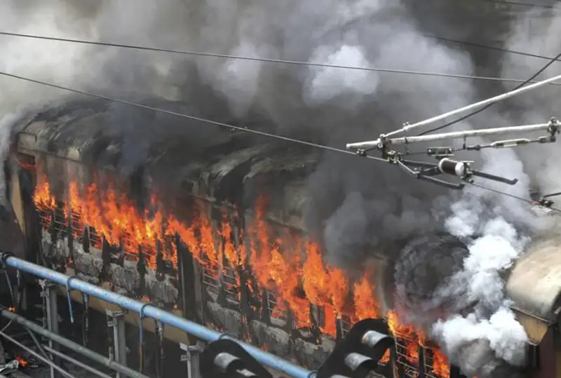 В США поезд с опасными веществами сошел с рельсов и загорелся