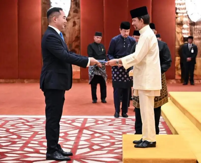 哈萨克斯坦大使向文莱苏丹呈递国书