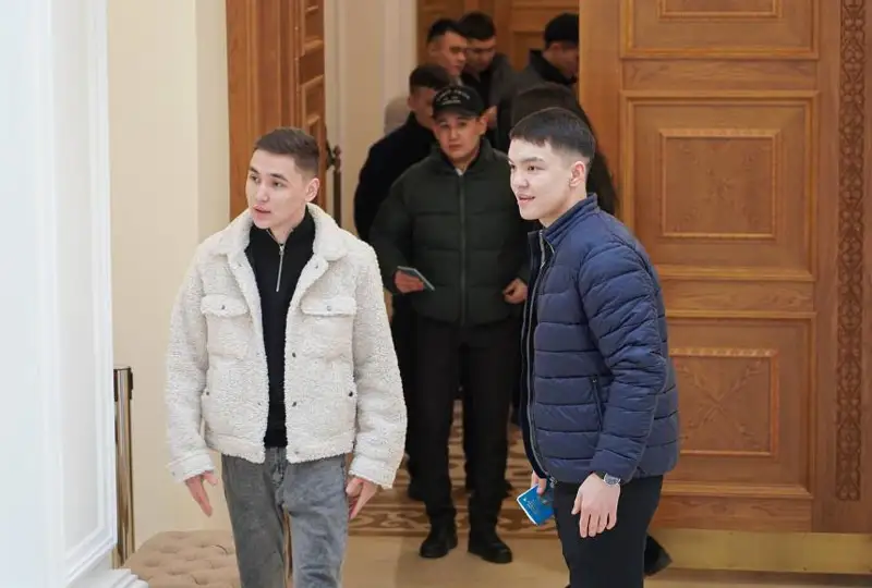 Казахстанцы в России активно голосуют на участке в посольстве