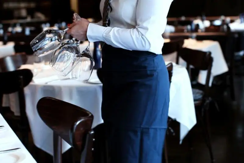 قىتايلىق جاستار داياشى بولىپ جۇمىس ىستەۋ ءۇشىن كەڭسەدەگى قىزمەتىنەن جاپپاي كەتۋدە