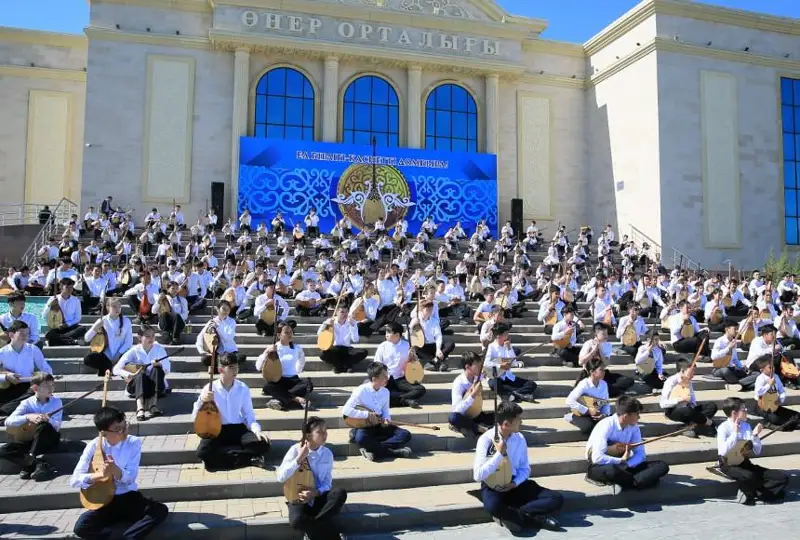 اقتوبە وبلىسىنداعى «دومبىرا باتي» شاراسىنا 6 مىڭ جاس دومبىراشى قاتىستى - فوتو