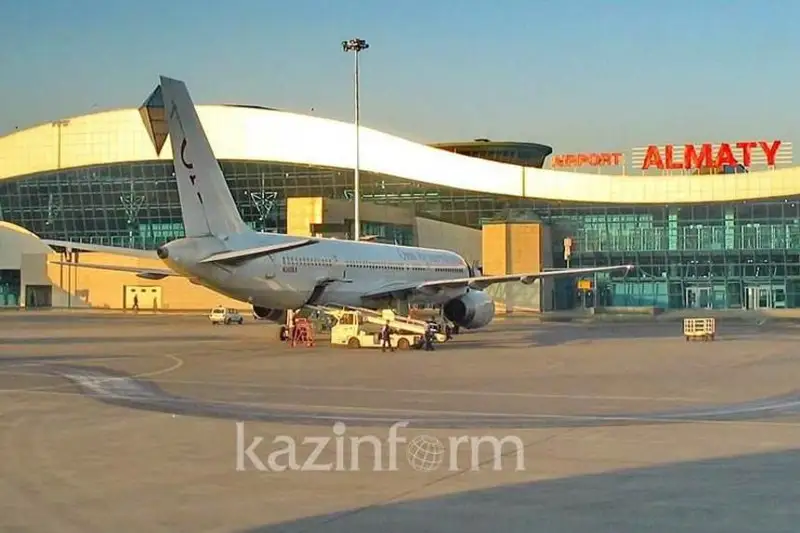 Более 20 жилых домов расположены рядом со взлетной полосой аэропорта Алматы