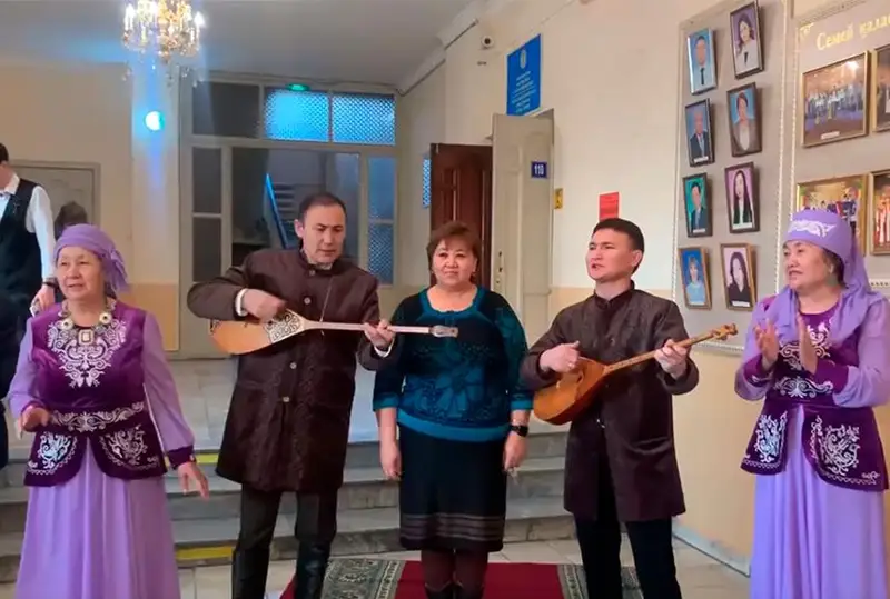 Наурыз-коже, баурсаками и музыкой встретили первых избирателей на участках в Семее