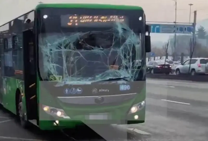 Шесть человек пострадали при столкновении двух автобусов в Алматы