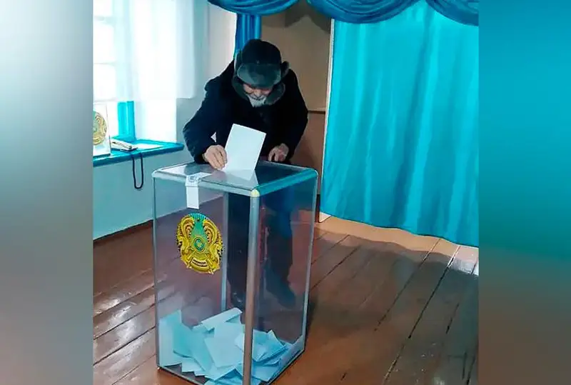 Abaı oblysynda soǵys ardageri saılaý ýchaskesine ózi kelip, daýys berdi