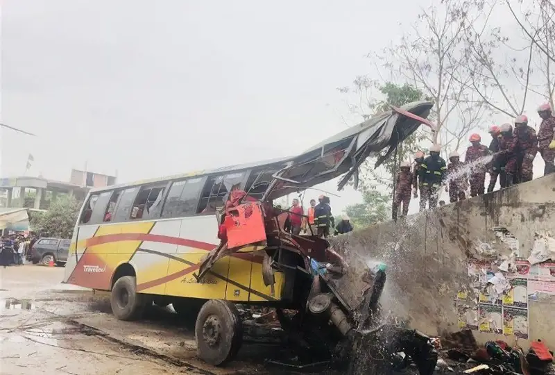 19 человек погибли при аварии автобуса в Бангладеш