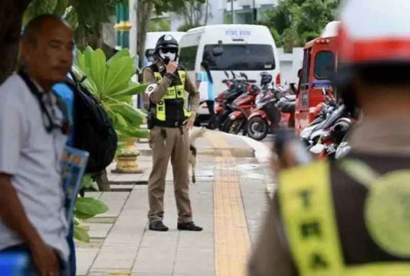 Пхукетда қонунни бузган хорижликларга сариқ ва қизил карточкалар берилади