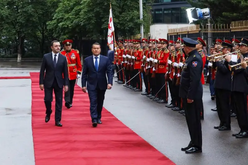 Tbılısıde QR Premer-Mınıstri Álıhan Smaıylovty qarsy alý rásimi ótti