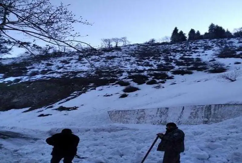 Almaty oblysynda júrgen qar kóshkini tas joldy basyp qaldy