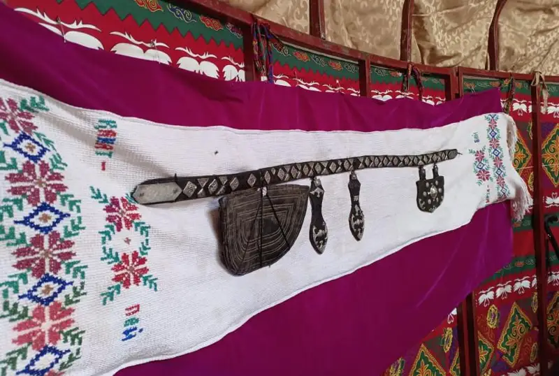 سولتۇستىك قازاقستاندا ابىلايدىڭ سەرىگى جاناتاي باتىردىڭ كۇمىسپەن اپتالعان بەلبەۋى ساقتالعان