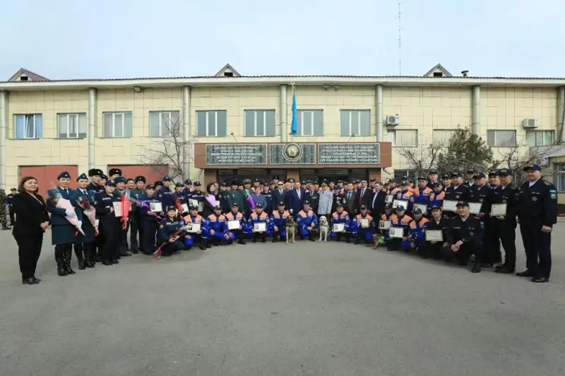 Túrkııadaǵy jer silkinisi saldaryn joıý jumystaryna qatysqan qutqarýshylar marapattaldy