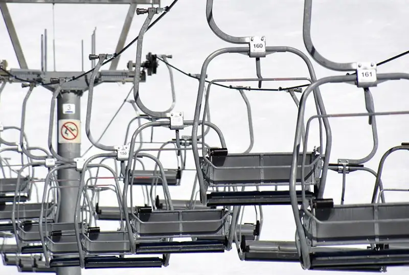 پاكىستاندا بالالار 274 مەتر بيىكتەگى ارقانجولدا قالىپ قويعان