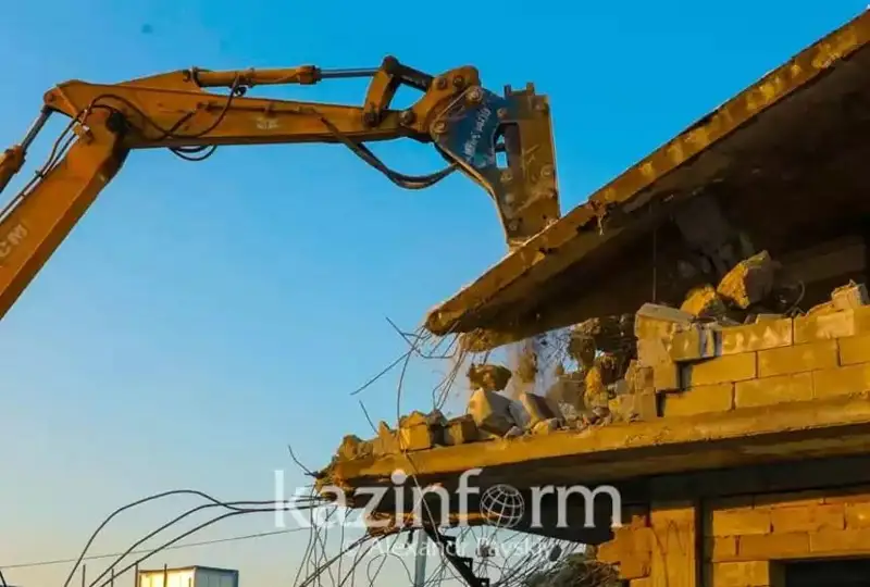 Aqtaýda 15 eski úı súriledi